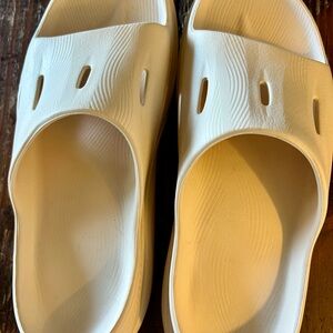 HOKA One One U
ORA RECOVERY SLIDE 3
Unisex Mens 8/Womens 10 Vanilla!